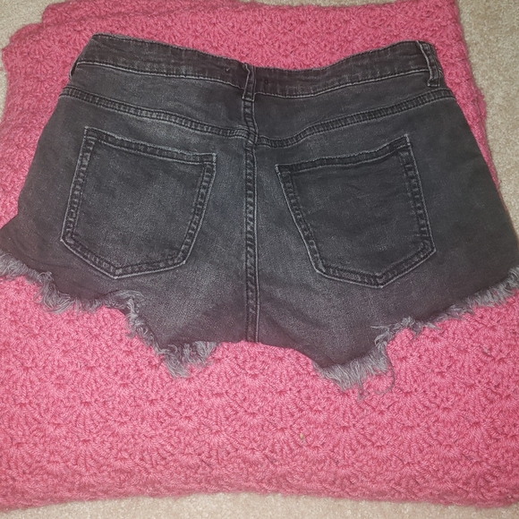 H&M black/gray mid-rise denim booty shorts - Picture 2 of 3
